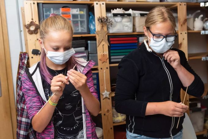 Mundschutz ist auch im Töpferkurs Pflicht.