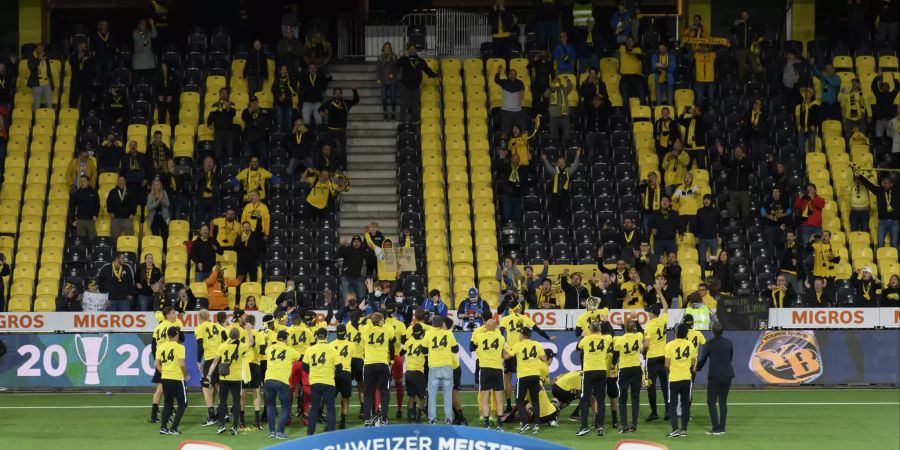 YB feiert mit den paar Hundert anwesenden Fans im Stadion.