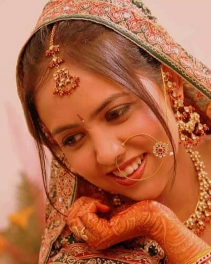 Pragati an ihrer traditionellen indischen Hochzeit im Jahr 2008 Indische Braut mit Goldschmuck
