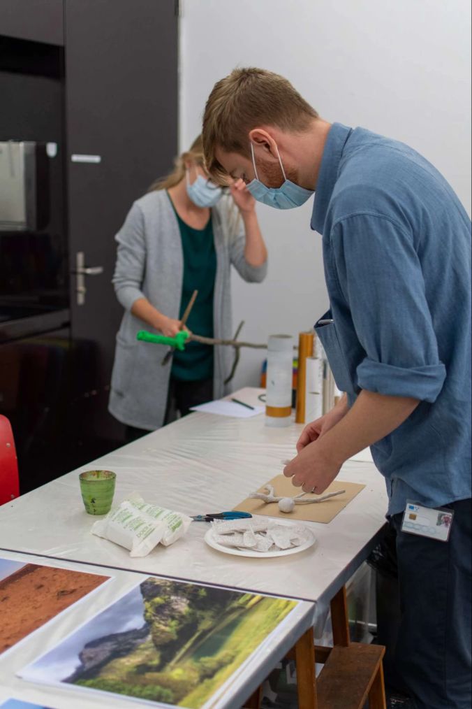 Dominik erstellt ein Kunstwerk mit Gips.