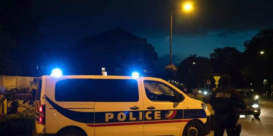 Polizisten sichern den Tatort bei Paris ab. Ein Mann ist in der Nähe von Paris von einem Angreifer enthauptet worden. Die Anti-Terror-Fahnder der Staatsanwaltschaft übernahmen die Ermittlungen. Foto: Abdulmonam Eassa/AFP/dpa