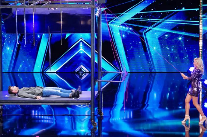Künstler André Blake und Jurymitglied Evelyn Burdecki. Das Supertalent