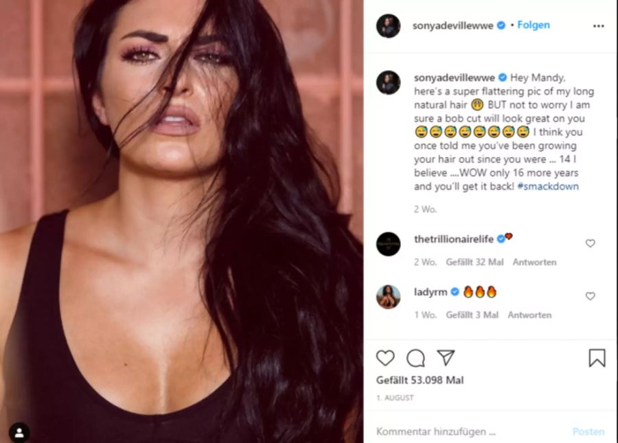 Sie tretet unter dem Ringnamen Sonya Deville auf.