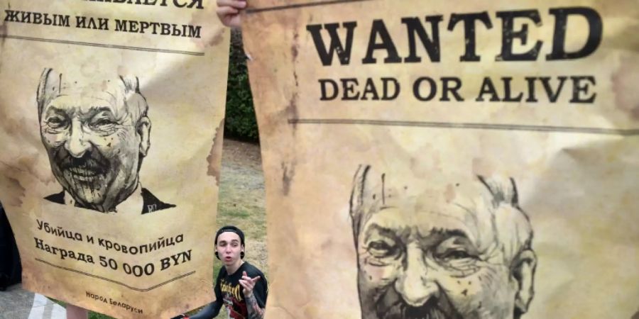 Protestplakate mit dem Konterfei von Präsident Lukaschenko