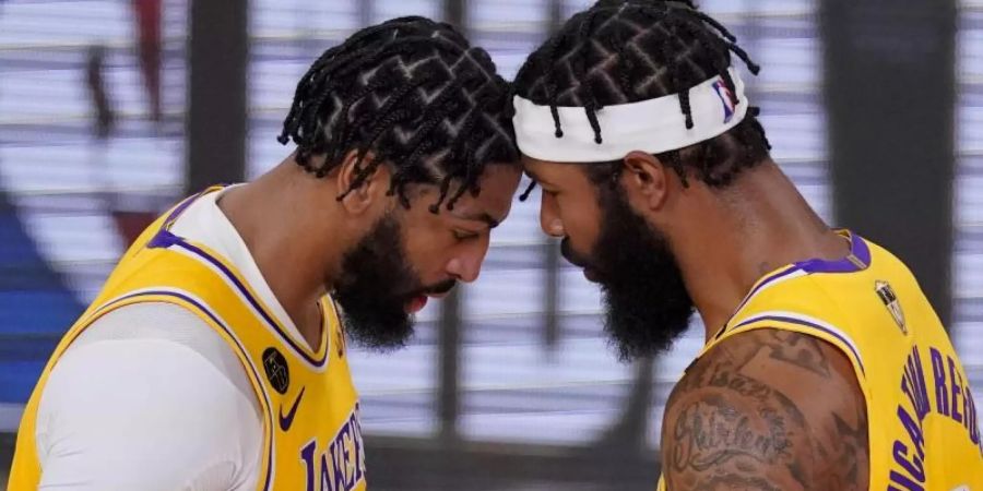 Anthony Davis (l) und Markieff Morris von den Los Angeles Lakers stecken die Köpfe zusammen. Foto: Mark J. Terrill/AP/dpa