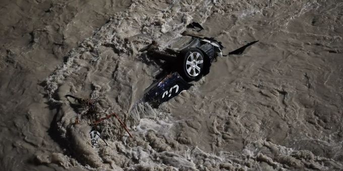 Ein Auto wird vom Hochwasser des Fluss Roya mitgerissen. Unwetter und Überschwemmungen haben im Hinterland der südfranzösischen Ferienmetropole Nizza chaotische Zustände ausgelöst. Mindestens acht Menschen wurden vermisst. 05.10.2020, Frankreich, Breil-Sur-Roya Nach Unwetter in Frankreich
