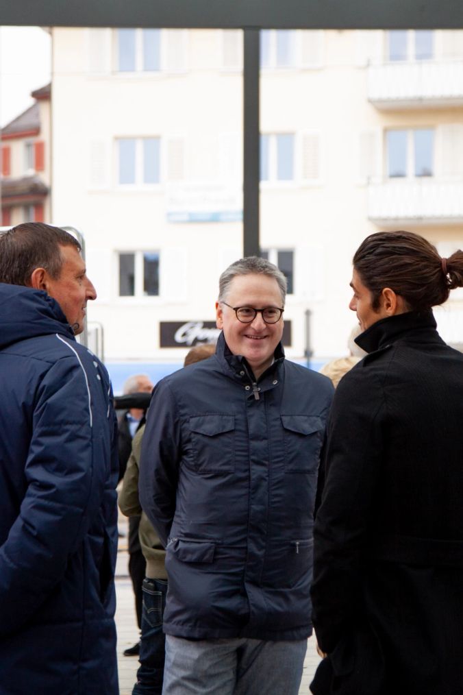 Renato Casanova, Roger Bachmann und Patric Hariri im Gespräch über die Vernissage in Dietikon.