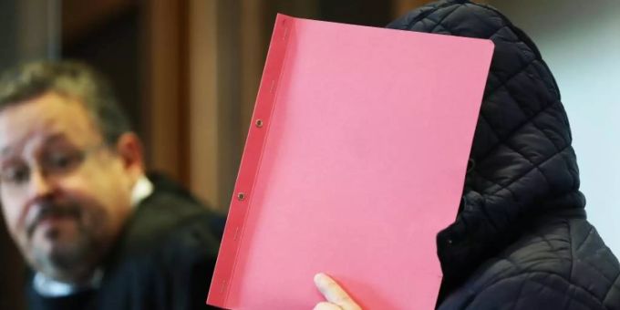 Der Angeklagte im Prozess wegen schweren sexuellen Missbrauchs hält sich im Gerichtssaal eine Mappe vor das Gesicht. Foto: Oliver Berg/dpa Der Angeklagte im Prozess wegen schweren sexuellen Missbrauchs hält sich im Gerichtssaal eine Mappe vor das Gesicht. Foto: Oliver Berg/dpa