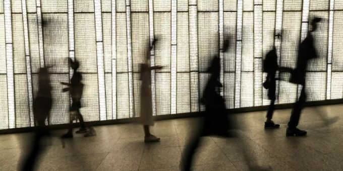 Silouetten vor beleuchteter Wand Silouetten vor beleuchteter Wand