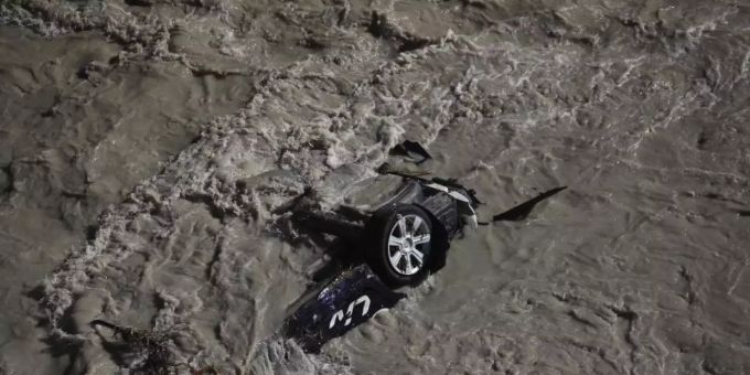 Ein Auto wird im französisch-italienischen Grenzgebiet vom Hochwasser des Fluss Roya mitgerissen. Foto: Daniel Cole/AP/dpa Ein Auto wird im französisch-italienischen Grenzgebiet vom Hochwasser des Fluss Roya mitgerissen. Foto: Daniel Cole/AP/dpa