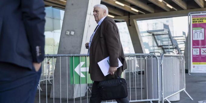 Nationalrat Daniel Brélaz (VD/GPS) an der Sondersession im Mai 2020. Er ist der erste Quarantäne-Fall im Bundeshaus. Daniel Brélaz