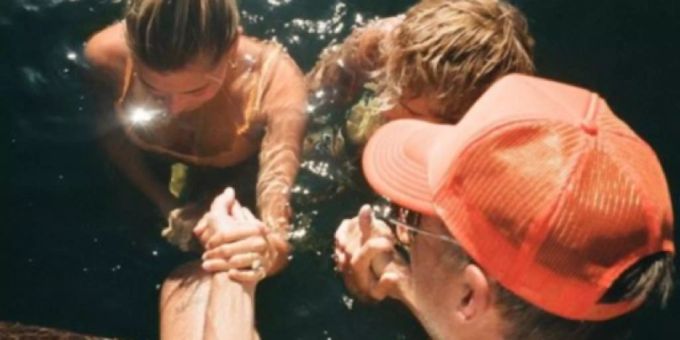 In einem See - Justin und Hailey Bieber liessen sich gemeinsam taufen