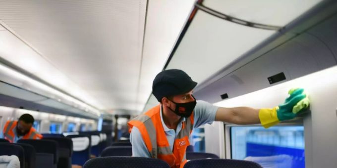 Mitarbeiter der Bahn reinigen einen Zug zug