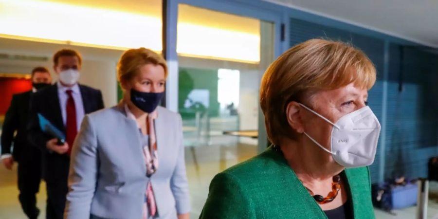 Bundeskanzlerin Merkel und Familienministerin Giffey