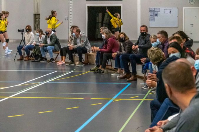 Die Zuschauer fiebern beim Spiel mit.