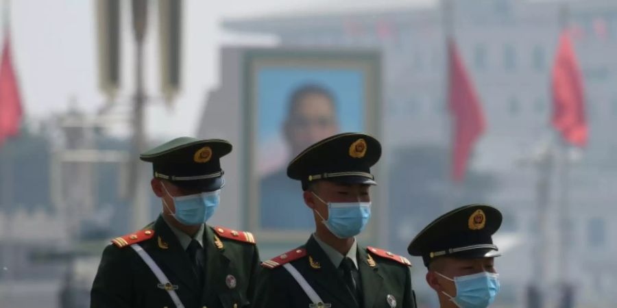 Sicherheitspersonal mit Mundschutz in Peking