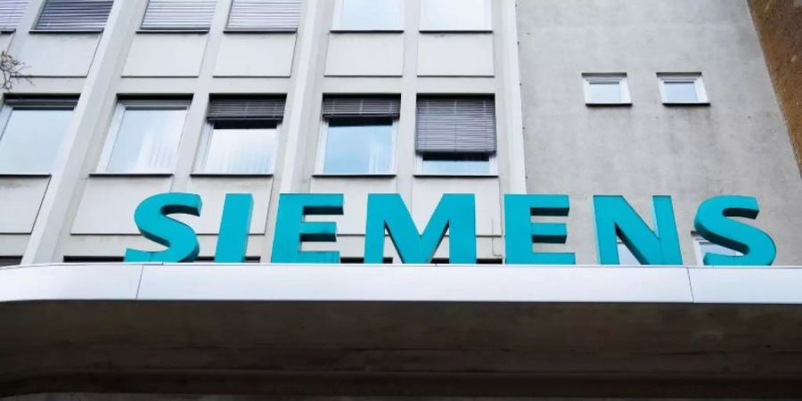 Der Schriftzug "Siemens" neben dem Eingangstor des Unternehmens in der Huttenstrasse, Berlin. Siemens Energy will die Zahl seiner weltweiten Fertigungsstandorte reduzieren. Foto: Soeren Stache/dpa-Zentralbild/dpa