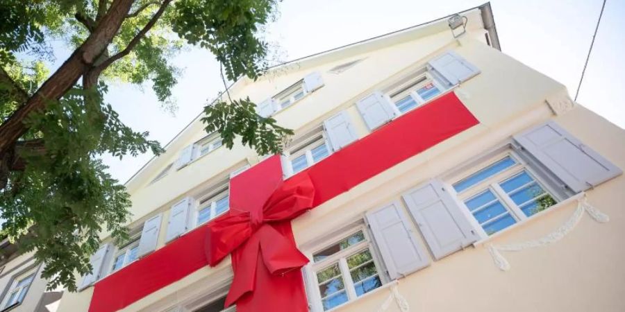 An der Fassade des Geburtshauses des Philosophen Hegel in Stuttgart hängt eine riesige Schleife. Foto: Sebastian Gollnow/dpa