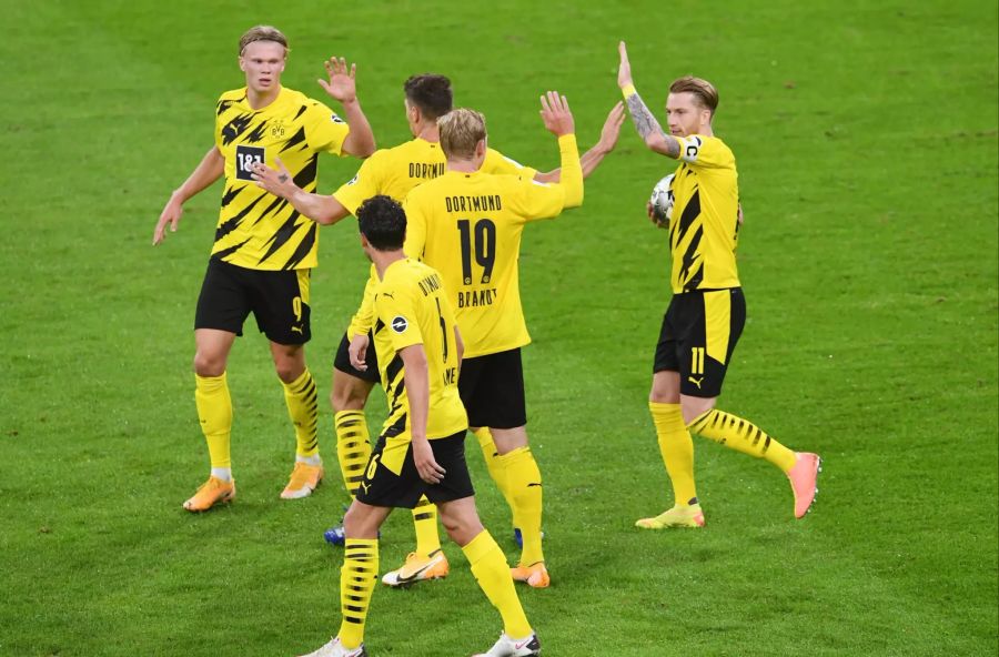 Die BVB-Akteure klatschen nach dem Anschlusstreffer durch Julian Brandt ab.