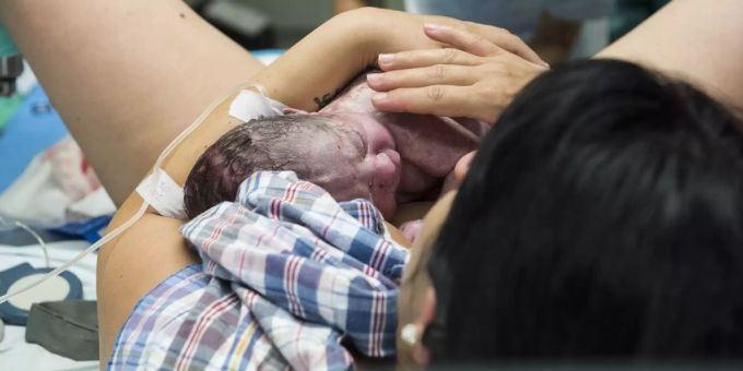 In mehreren Spitälern müssen die Frauen während der Geburt nun eine Maske tragen. Geburt