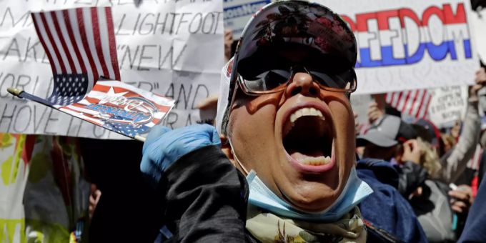 Eine Demonstrantin ruft während einer Kundgebung den Staat auf, die Wirtschaft wieder zu öffnen. (Symbolbild) Proteste USA