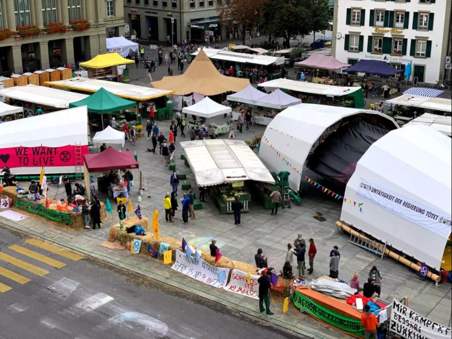 Die grossen Zelte der Klimaaktivisten stehen nach wie vor, dazwischen die Marktstände.