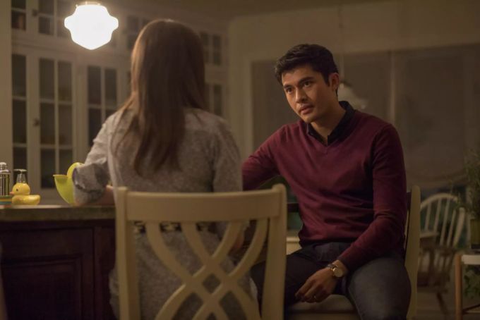 In «Nur ein kleiner Gefalle» zeigt sich Henry Golding von einer anderen Seite. Henry Golding