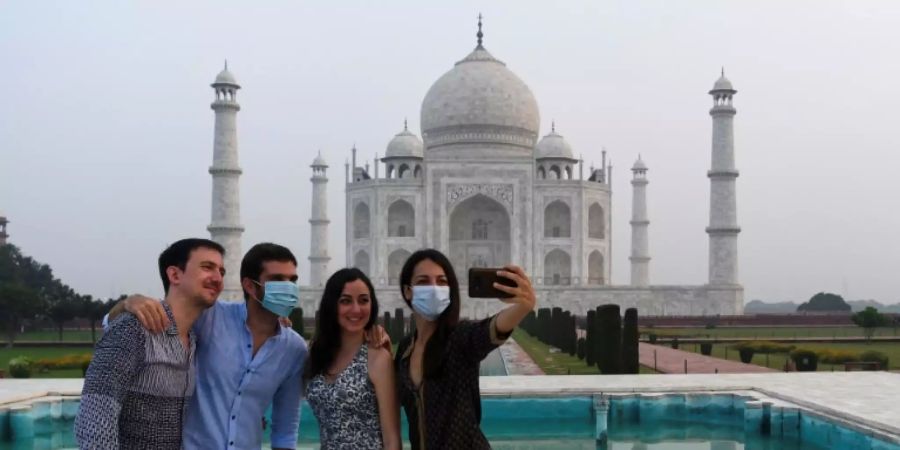 Besucher vor dem Taj Mahal