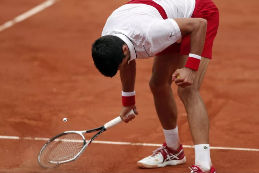 Im Viertelfinal rastet «Nole» aus und zertrümmert ein Racket.