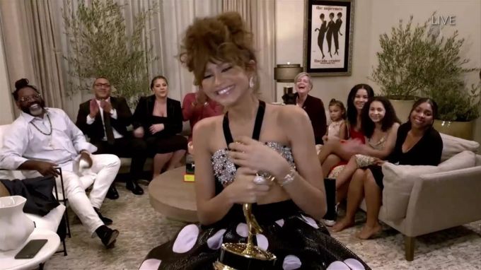 Schauspielerin Zendaya nimmt ihren «Emmy» entgegen. Zendaya