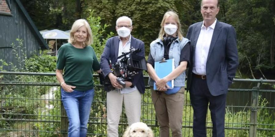 Sabine Postel (l-r, Isa von Brede), Michael Tötter (Kamera), Bettina Schoeller-Bouju (Regie) und Herbert Knaup (Markus Gellert) beim Drehstart für «Die Kanzlei - Springflut». Foto: Sabine Rösing/NDR/ARD Degeto/dpa