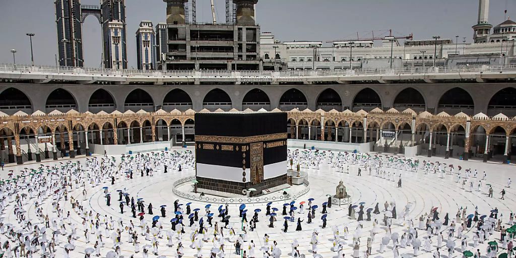 Wallfahrt Hadsch In Mekka Pilger Umrunden Die Kaaba Mit Mundschutz