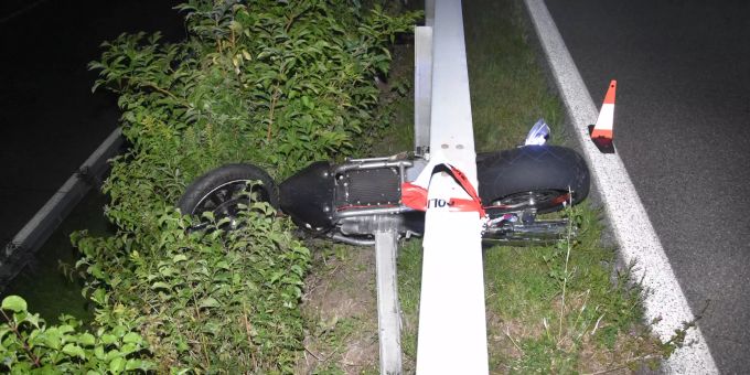 Fahrunfähig, ohne Ausweis, mit nicht eingelöstem Motorrad verunfallt. Fahrunfähig, ohne Ausweis, mit nicht eingelöstem Motorrad verunfallt