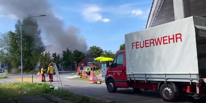 In Schlieren ZH steht eine Recycling-Anlage in Brand.