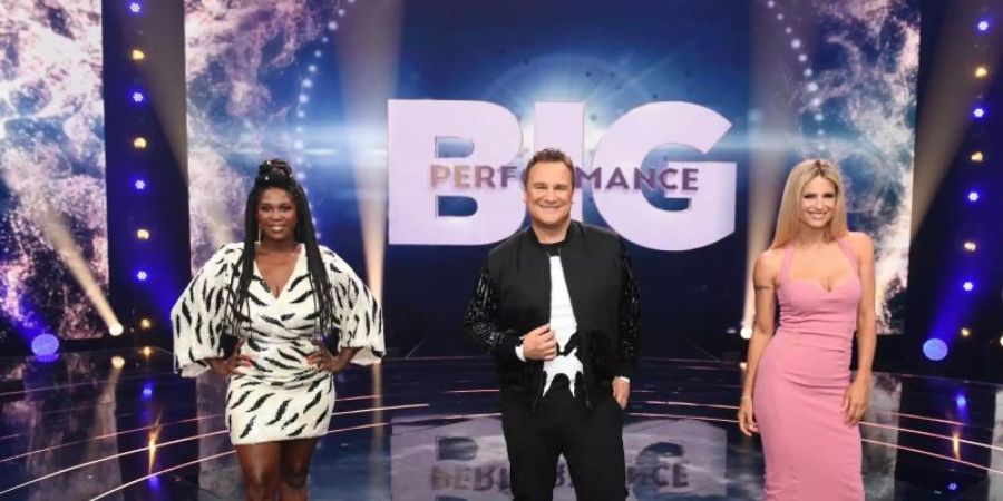 Die TV-Stars Motsi Mabuse (l-r), Guido Maria Kretschmer und Michelle Hunziker sind das Rateteam der neuen Show «Big Performance - Wer ist der Star im Star?». Foto: Steffen Wolff/TVNow/RTL/dpa