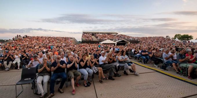 St. Peter at Sunset im 2019, das Publikum während des Konzerts von Mark Knopfler. St. Peter at Sunset Kestenholz