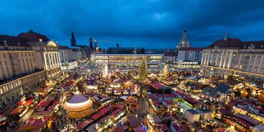 Der Dresdner Striezelmarkt im Jahr 2019. Fast zwei Drittel der Befragten haben sich jüngst dafür ausgesprochen, dass Weihnachtsmärkte in diesem Jahr nicht stattfinden sollten. Die Städte und die Schausteller hoffen aber noch. Foto: Robert Michael/dpa-Zentralbild/dpa