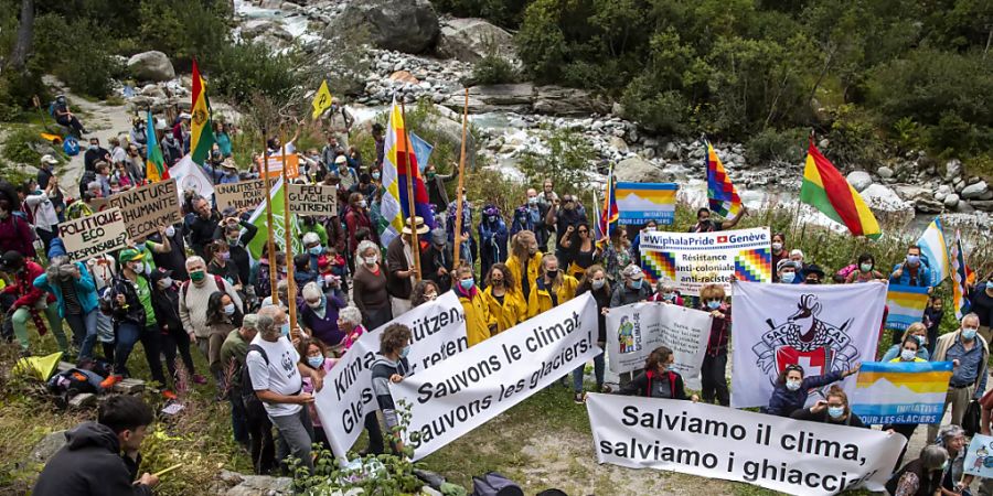 Umweltaktivisten haben im Wallis am Fuss des Trient-Gletschers an die 500 bereits geschmolzenen Gletscher in der Schweiz erinnert.