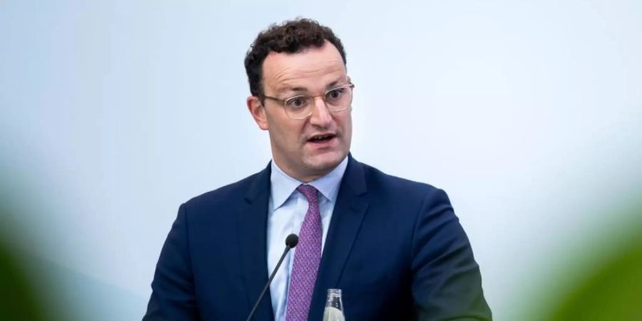 Jens Spahn (CDU), Bundesgesundheitsminister, äussert sich bei einer Pressekonferenz nach der Videokonferenz der EU-Gesundheitsminister. Foto: Bernd von Jutrczenka/dpa