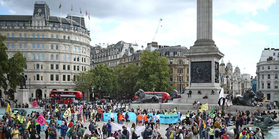 Demonstranten spielen während eines Protests der Umweltbewegung Extinction Rebellion auf dem Trafalgar Square Fussball. Insgesamt zehn Tage will Extinction Rebellion vor allem in London gegen die Klimaerwärmung protestieren. Foto: Yui Mok/PA Wire/dpa