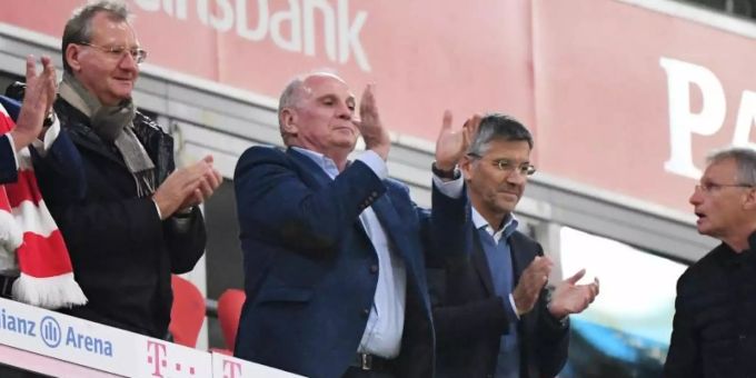 Auf der Ehrentribüne hielt die Führungsriege des FC Bayern nicht den Abstand von 1,50 Meter ein. Bayern München
