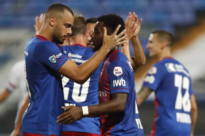 Die FCB-Spieler Arthur Cabral (l.) und Afimico Pululu (r.) bejubeln einen Treffer. FC Basel