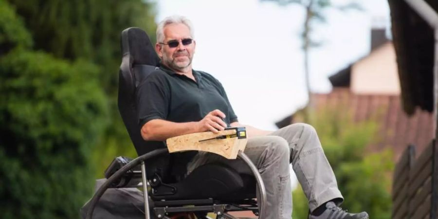 Der gelernte Avioniker Martin Ebner sitzt auf seinem selbst entworfenen und gebauten Offroad-Rollstuhl «Scuttler». Foto: Nicolas Armer/dpa
