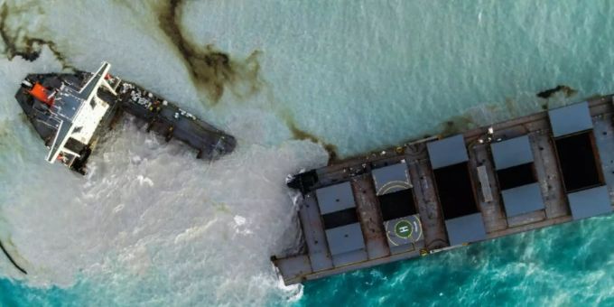 Zerbrochener Frachter «Wakashio» vor Mauritius wakashio