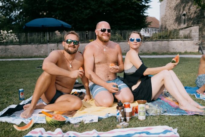 Die Crew geniesst Melonen vom eigenen Hof.