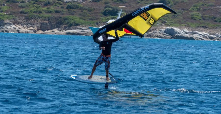 Auch Kitesurf-Profi Marc Ramseier testete das Wing-Foil. (Foto: Andy Witschi)