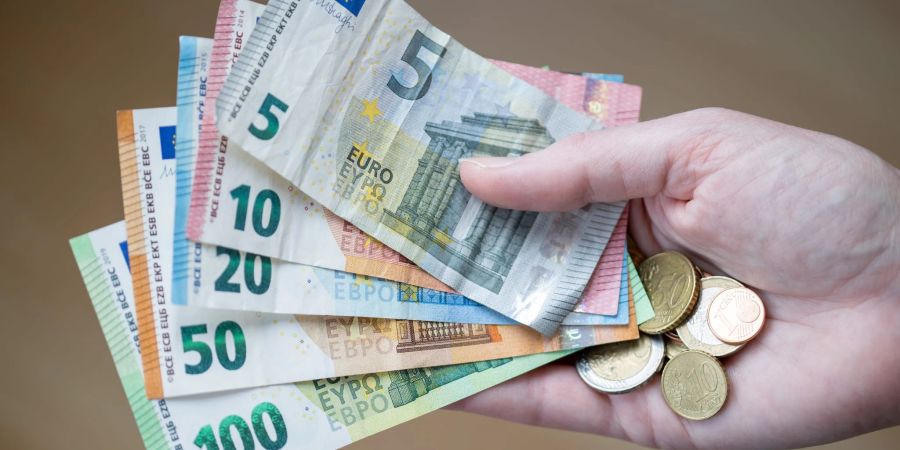 Die in zwei Corona-Jahren auf Rekordhöhe geschossene Sparquote normalisiert sich wieder. Jetzt machen Inflation und Energie-Krise den Haushalten zu schaffen.