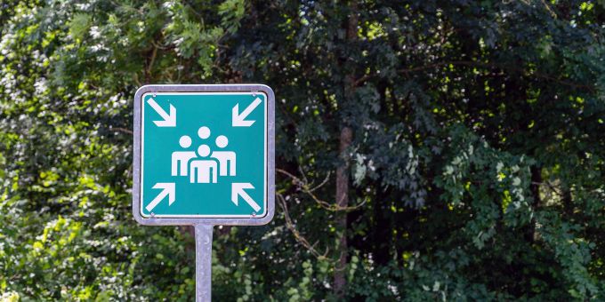 Hinweisschild einer Sammelstelle. (Symbolbild) Hinweisschild einer Sammelstelle. (Symbolbild)