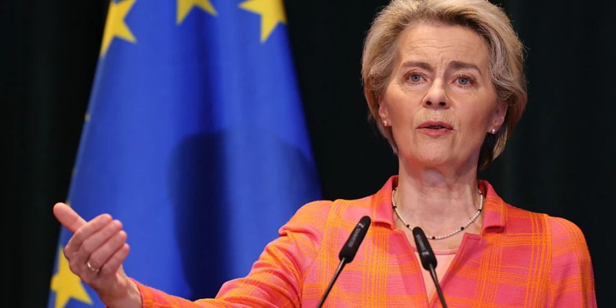 Die Präsidentin der Europäischen Kommission Ursula von der Leyen gratuliert Brasiliens Ex-Präsident Luiz Inácio Lula da Silva zum Sieg in der Stichwahl. Foto: Franc Zhurda/AP/dpa