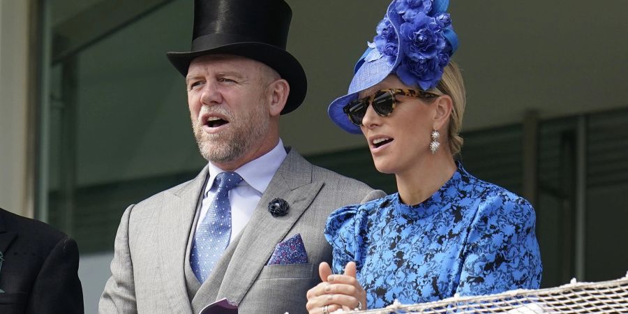 Zara Tindall (r) und Ehemann Mike Tindall sehen sich auf der Rennbahn von Epsom ein Rennen an.